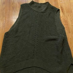Sleeveless sweater (M)
